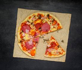 Pizza mit Salami und Käse/11919952