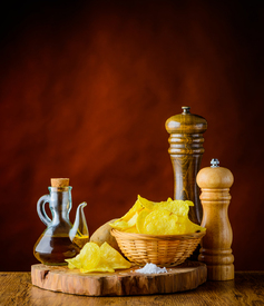 Stillleben mit Kartoffel Chips mit Salz und Öl/11920193