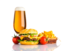 Stillleben mit Hamburger und Bier/11920363