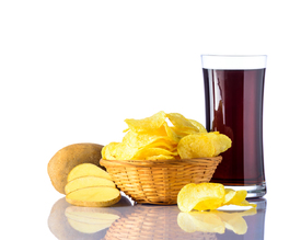 Cola mit Kartoffelchips auf Weiß Hintergrund/11921295