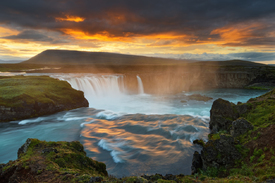 Großer Wasserfall in wilder Landschaft Abendlicht/11995097