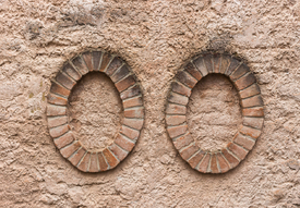 Zwei ovale Formen eingemauert in Wand in Italien/12126075