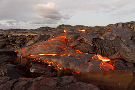 Hawaii - Lava tritt aus einer Erdspalte aus/12186479