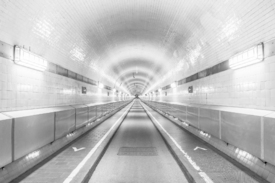 Alter Elbtunnel in Hamburg - Monochrom/12393240