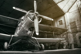 historisches flugzeug im hangar/12611711