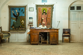 Geschäftsmann im Basar in Kashan/12621282