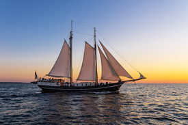 Segelschiff im Sonnenuntergang auf der Ostsee/12692386