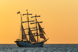 Segelschiff im Sonnenuntergang auf der Ostsee/12702367