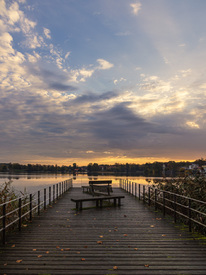 Sonnenaufgang und Steg am Haussee in Feldberg/12723499