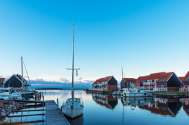 Blick auf den Hafen von Klintholm Havn in Dänemark/12753048