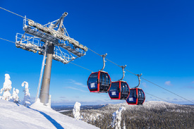 Landschaft mit Schnee und Seilbahn in Ruka/12754889