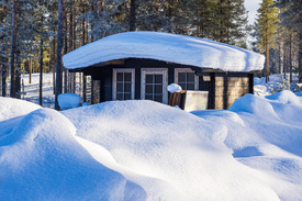 Landschaft mit Schnee und Holzhütte im Winter/12754891