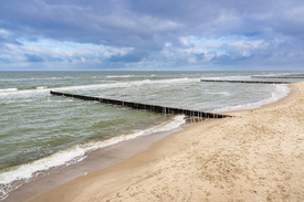 Buhnen an der Küste der Ostsee /12756612