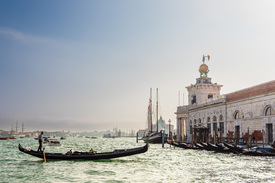 Gondel und historische Gebäude in Venedig/12757570