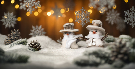 Weihnachtsszene mit Schneemann und Ornamenten/12758608