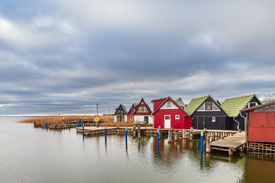 Bootshäuser im Hafen von Althagen am Bodden/12758678