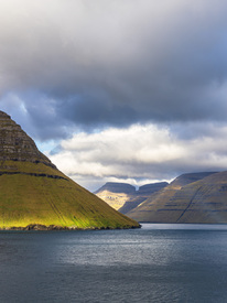 Blick auf die Felsen der Färöer Inseln/12768158
