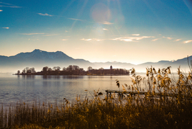Lichtstimmung am Chiemsee mit Blick zur Fraueninse/12792415