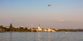 Zeppelin NT über Friedrichshafen am Bodensee/12795621