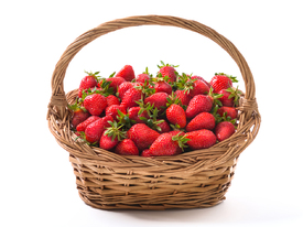Korb voller frisch geernteter reifer Erdbeeren/12802652