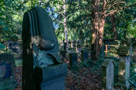 einzigartige Grabstätten auf einem Friedhof/12805792