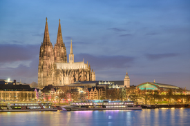 Kölner Dom und Hauptbahnhof am Abend/12813316