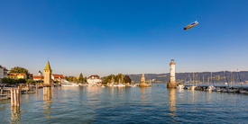 Zeppelin NT über Hafen von Lindau am Bodensee/12818044