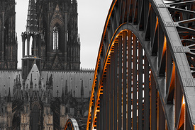Lichtspuren auf kaltem Stahl/12890387