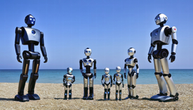 Humanoiden am Strand KI/12895767