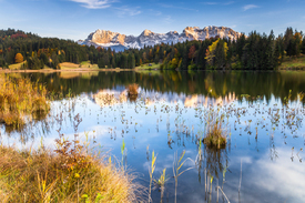 kleiner See in den Bayerischen Alpen mit Bergblick/12914912