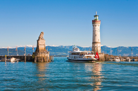 Ausflugsschiff im Hafen von Lindau am Bodensee/12940036