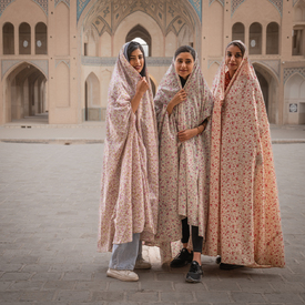 Junge Iranerinnen in der Agha Bozorg Mosque/12619593