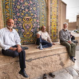 Männer vor der Agha Bozorg Mosque/12619595