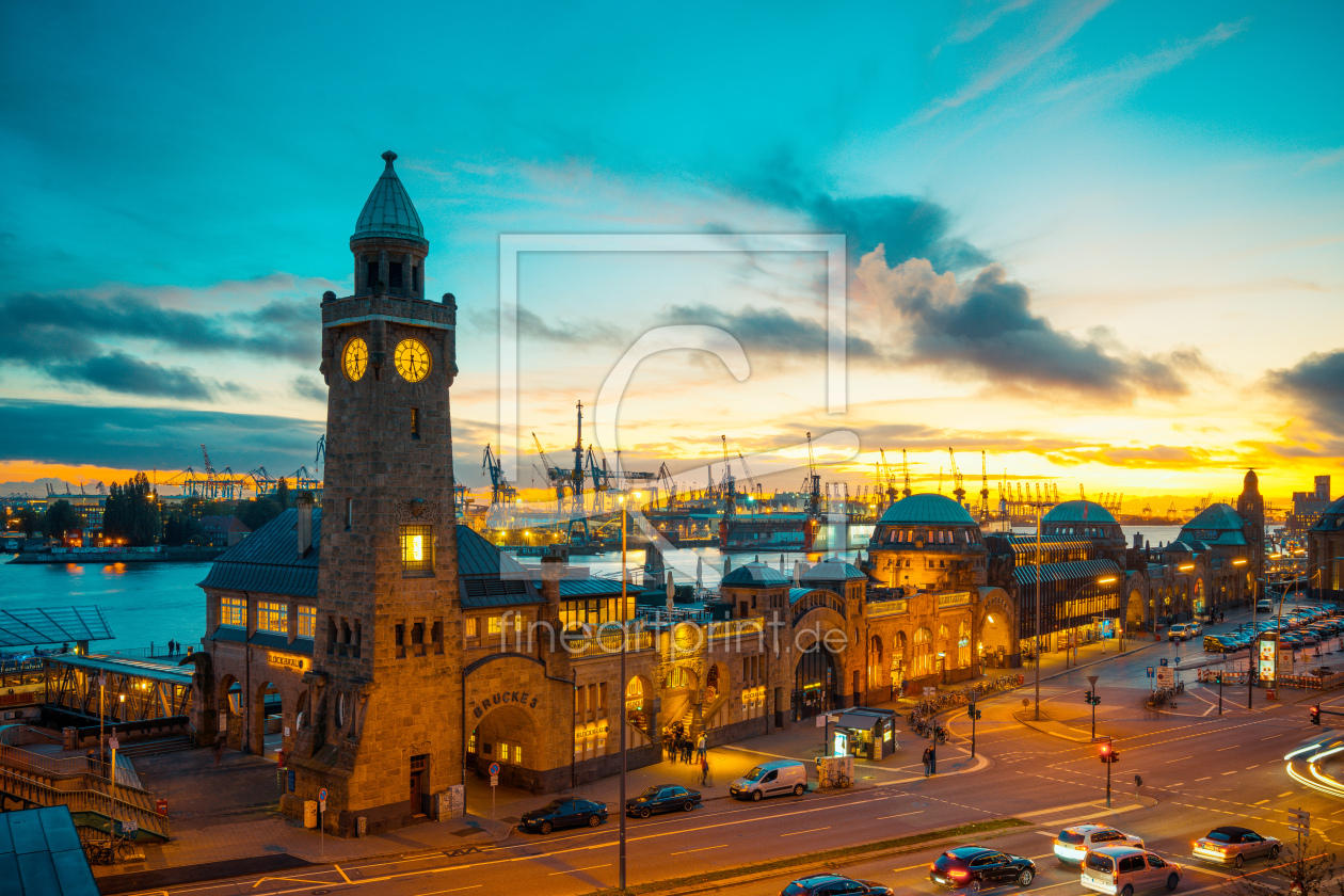 Hamburg Landungsbrücken am Abend als