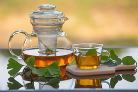 Frischer Kräutertee aus Salbei und Gingko - 12829846 /leinwand/bigthumb/12829846.jpg