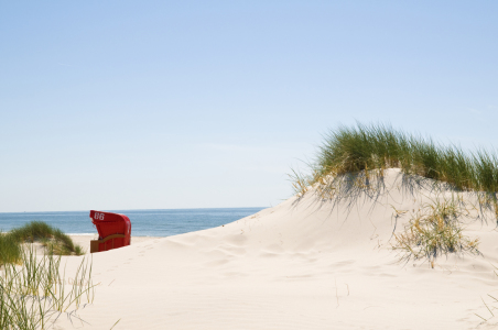 Bild-Nr: 9505426 roter Strandkorb Erstellt von: danielschoenen