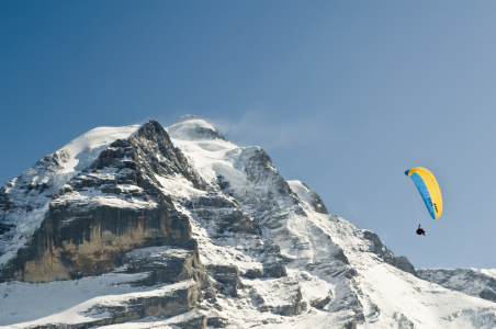 Bild-Nr: 9603544 Gleitschirm und Jungfrau Erstellt von: danielschoenen