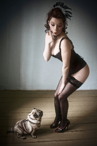 Bild-Nr: 9694572 Pinup mit Mops Erstellt von: Susanne Güttler