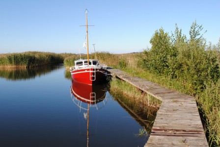 Bild-Nr: 9842192 Ein rotes Segelboot Erstellt von: TinaDeFortunata