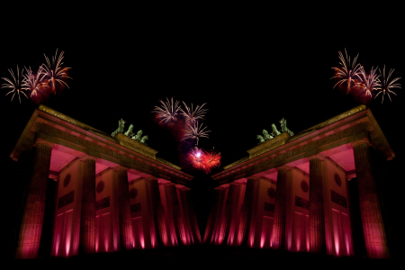Bild-Nr: 10514669 Das Brandenburger Tor mit Feuerwerk Erstellt von: foto-download24