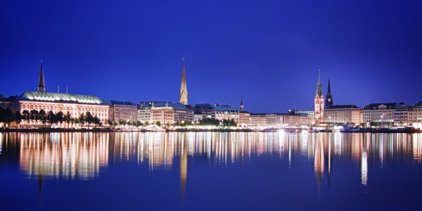 Bild-Nr: 10645554 Hamburgs Blaue Stunde Erstellt von: FotoDeHRO