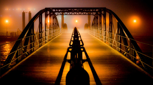 Bild-Nr: 10744327 Hamburg Deichtorhalle Pontonbrücke Hafen im Nebel Nachts Erstellt von: 3Base