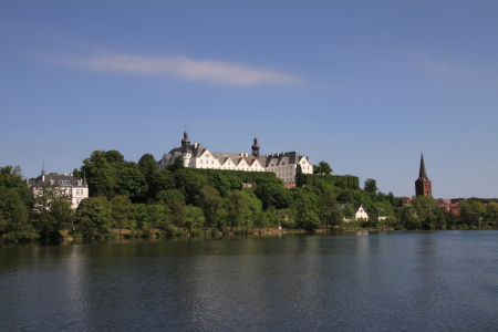 Bild-Nr: 10765355 Plön Schloss mit Kirche Erstellt von: Maxbenno