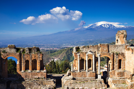 Bild-Nr: 10917575 Ruins of the Greek Roman Theater, Taormina, Sicily, Italy Erstellt von: Circumnavigation