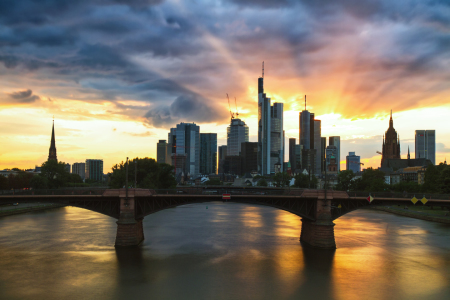 Bild-Nr: 11010028 Sunrays on the skyline of Frankfurt Erstellt von: Circumnavigation