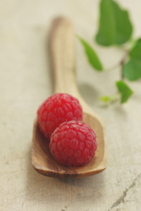 Bild-Nr: 11209072 Himbeeren auf Olivenholzlöffel Erstellt von: Tanja Riedel