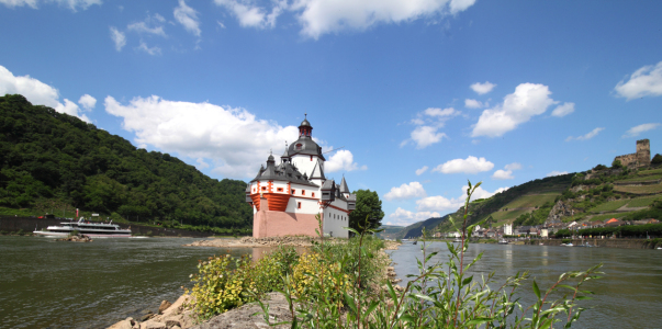 Bild-Nr: 11274042 Die PFALZ bei KAUB am RHEIN mit einem SCHIFF und der BURG GUTENFELS Erstellt von: Buellom