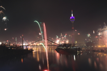 Bild-Nr: 11423546 Düsseldorf Turm Rhein Feuerwerk Erstellt von: mario-art