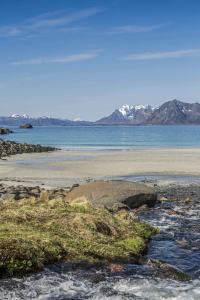 Bild-Nr: 11462246 Wildbach  und Strand auf Vestvagoy Erstellt von: EderHans