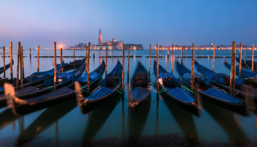 Bild-Nr: 11494015 Venedig - Gondeln im Morgenlicht Erstellt von: Jean Claude Castor